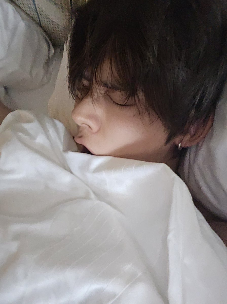 soobidimps's tweet photo. Shirtless Messy hair bed selfie #ok. https://t.co/HgI5dHRgf0