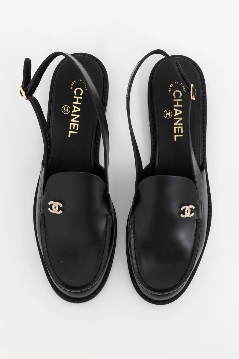 roman_arlo25's tweet photo. i love these CHANEL loafers so much on Lena 😭.. they’re from the CHANEL S/S 2025, pls give it another year before you switch to a new pair, laleee👀

#CHANELSS27xLenaMiu #LalinaLena
@lena__lorena  #CHANELSpringSummer #CHANEL #PFW @CHANEL https://t.co/D9On9i8vmY