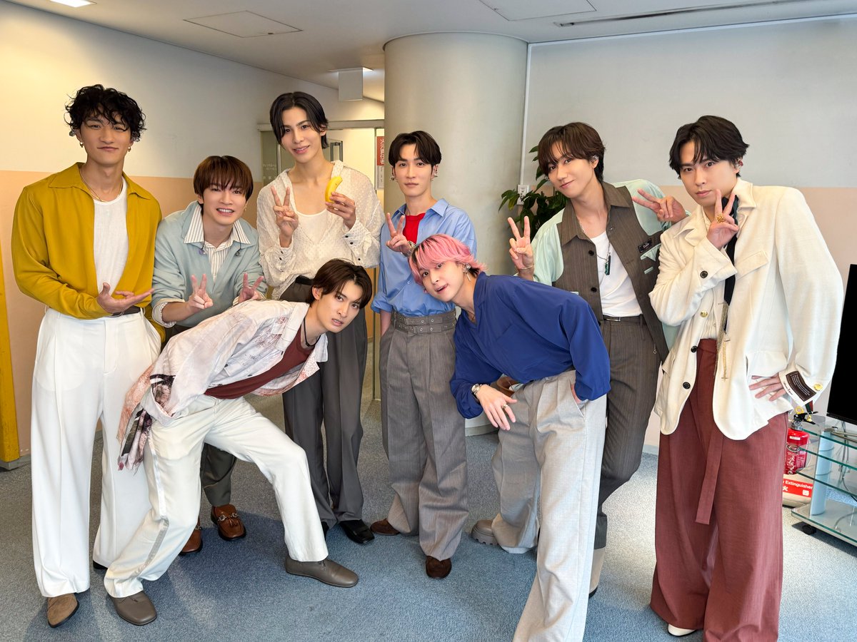 SN__20200122's tweet photo. #CDTVライブライブ⚡️
ありがとうございました✨
@TBSCDTV 

#グッタイム 🎈
#奇跡 💫 をTV初披露！

#SnowMan 
#奇跡のようなグッタイムを https://t.co/oOwgZXL6B2