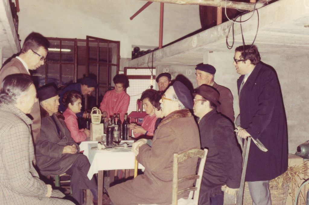 montalcinonews's tweet photo. Nell’Ottocento i #BiondiSanti, a #IlGreppo, avevano dato forma ad un rosso di solo Sangiovese, pensato per sfidare il tempo: il Brunello. E, tra gli Anni Sessanta e Settanta del Novecento, #MarioSoldati fece loro visita, a #Montalcino, scrivendone...

https://t.co/GJ5a4Ekpgs https://t.co/JYXJG0alyd