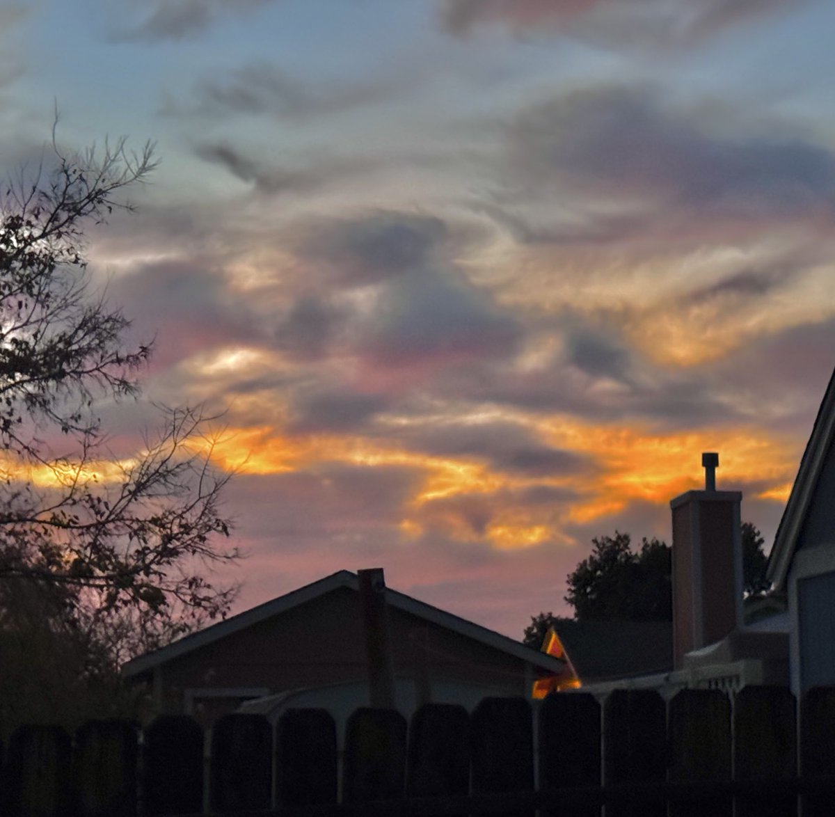 GreenEyedLade's tweet photo. #sunset #clouds https://t.co/vTDJh8WXPz