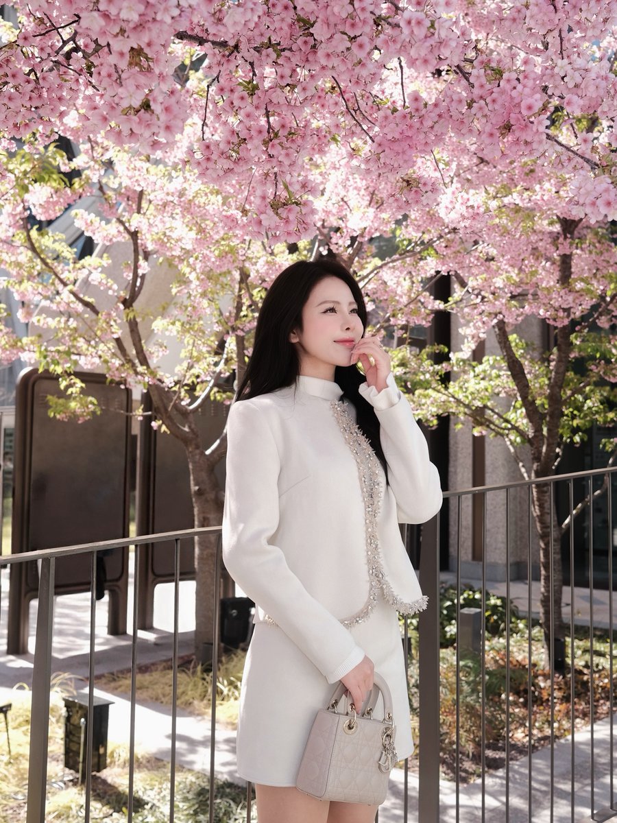 isby15's tweet photo. Elegance in full bloom. https://t.co/HWrA5fUVxJ