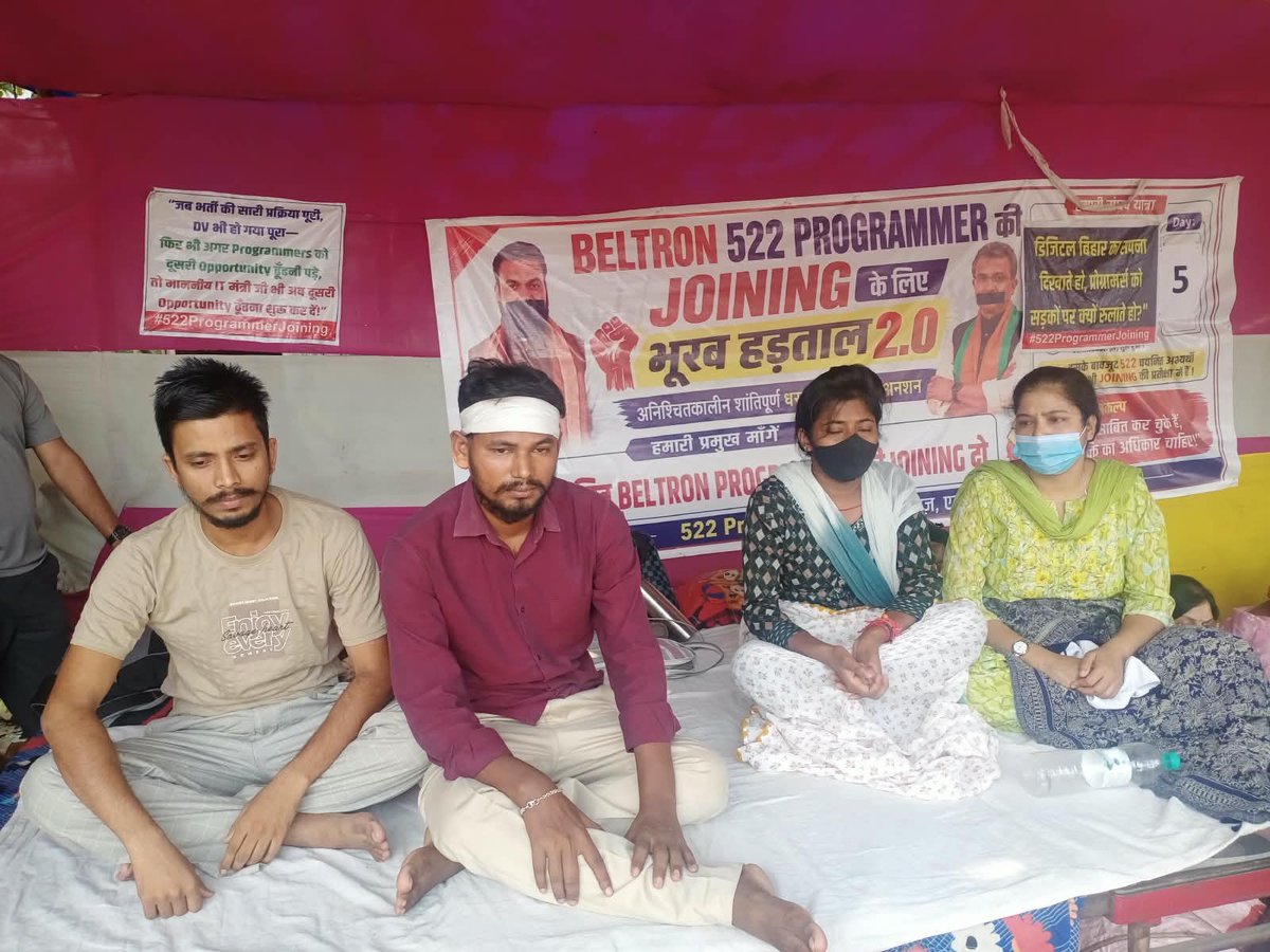 PANKAJK07644612's tweet photo. 522 BELTRON Programmer की जॉइनिंग की मांग को लेकर पिछले 5 दिनों से 2 साथी आमरण अनशन पर हैं।
निराशा और मजबूरी में अब 2 महिला साथी भी भूख हड़ताल पर बैठ गई हैं।
सरकार जल्द से जल्द 522 Programmer की joining सुनिश्चित करे https://t.co/LzKOBXdVgw
