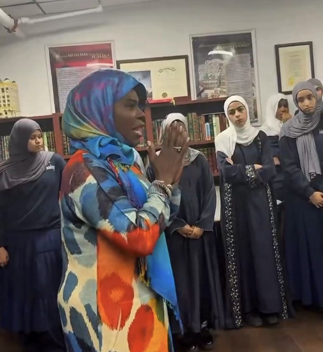 libsoftiktok's tweet photo. Philadelphia mayor dons a hijab for muslims https://t.co/3iey9XivfI