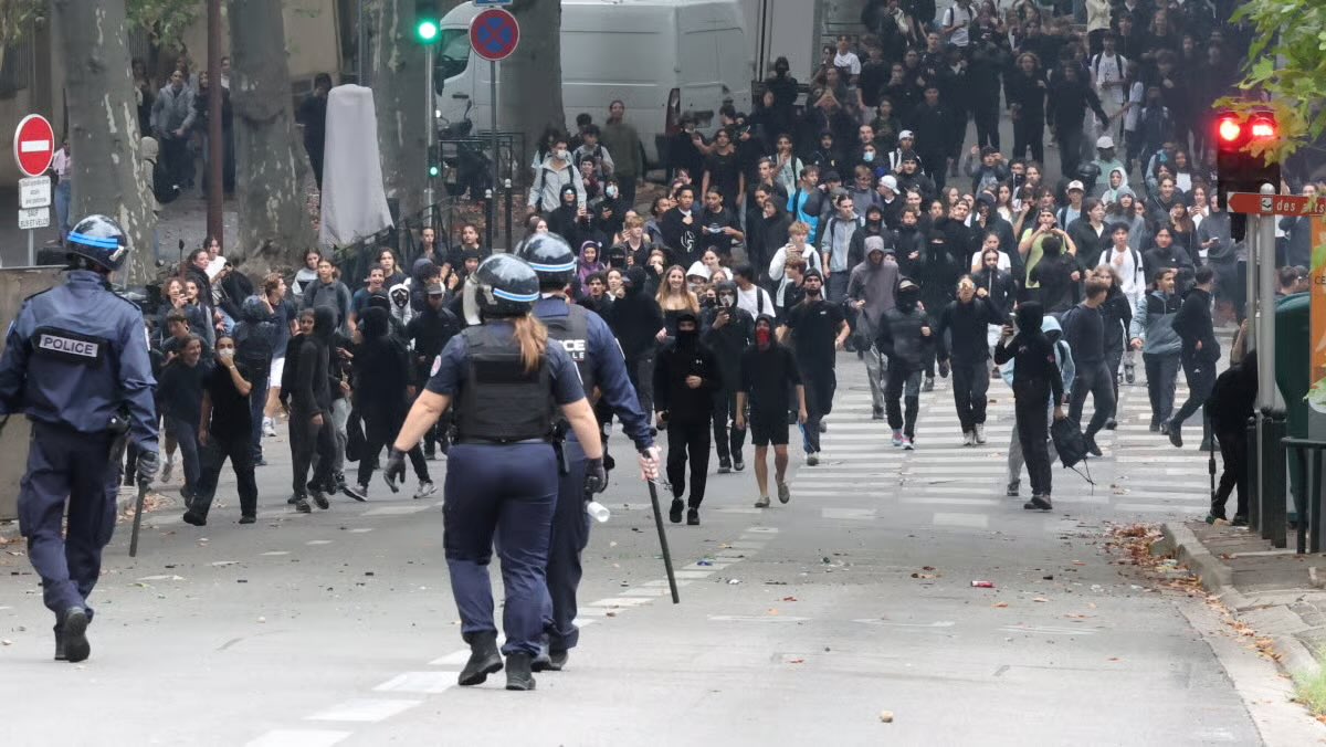 Frontieresmedia's tweet photo. 🚨 ALERTE - Une femme a PERDU SON OEIL lors de débordements provoqués par des lycéens à Aix-en-Provence.

La victime a reçu un jet de pierre. Un adolescent a été placé en garde à vue. (BFM TV) https://t.co/AEhJ8sMrE9