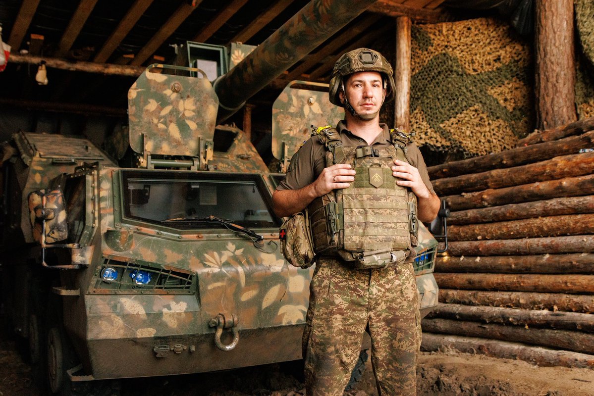 praisethesteph's tweet photo. Although DITA, thanks to its high degree of automation, requires only two crew members to operate fully, or possibly a third who sits in the turret, in the reality of the current Ukraine-Russia war, howitzers are highly vulnerable to drones and operate from hidden and protected dugouts, from which they emerge only to conduct their firing missions, while several other soldiers with weapons guard the surroundings, ready to shoot down any approaching enemy drone that might attempt to strike the howitzer. 

At the same time, artillery units today work closely with their own drones, which conduct reconnaissance, target identification and confirmation, and subsequent fire correction and assessment for the howitzer crews. Their own strike drones can help finish the job the howitzer started. 

📸 @DevinSanLuis

🧵2/2