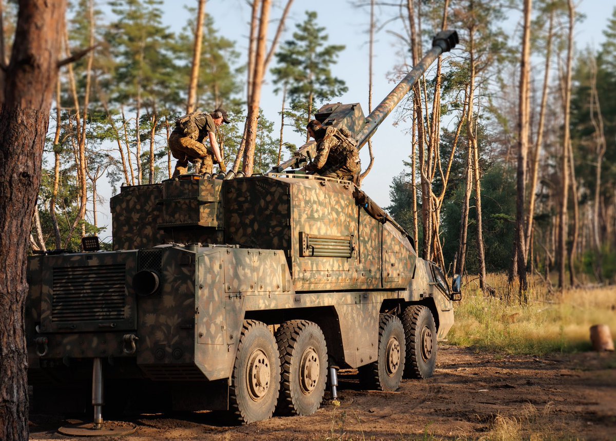 praisethesteph's tweet photo. Although DITA, thanks to its high degree of automation, requires only two crew members to operate fully, or possibly a third who sits in the turret, in the reality of the current Ukraine-Russia war, howitzers are highly vulnerable to drones and operate from hidden and protected dugouts, from which they emerge only to conduct their firing missions, while several other soldiers with weapons guard the surroundings, ready to shoot down any approaching enemy drone that might attempt to strike the howitzer. 

At the same time, artillery units today work closely with their own drones, which conduct reconnaissance, target identification and confirmation, and subsequent fire correction and assessment for the howitzer crews. Their own strike drones can help finish the job the howitzer started. 

📸 @DevinSanLuis

🧵2/2