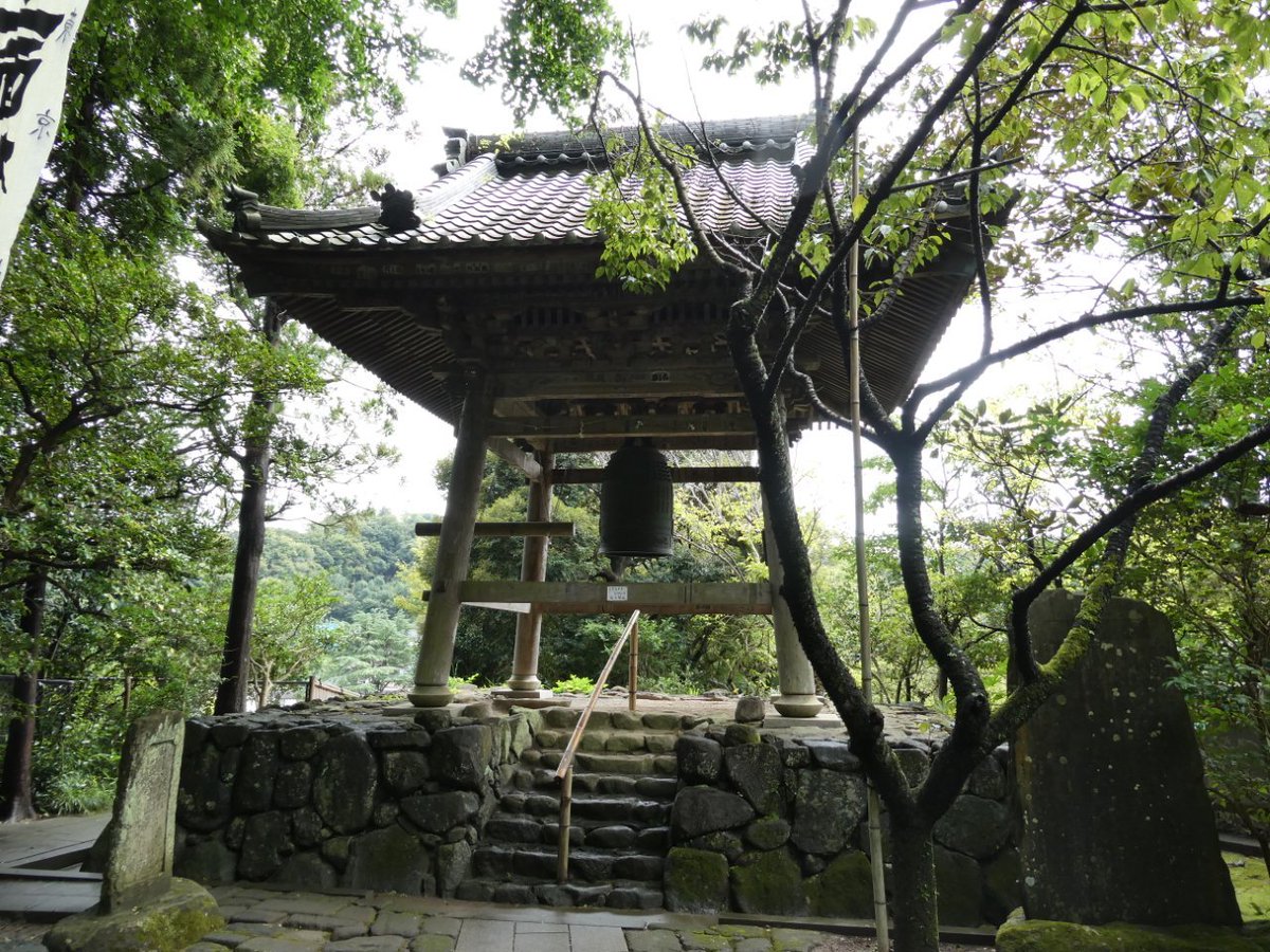 HIROKITI224's tweet photo. 鎌倉　杉本寺
この苔の階段が美しい https://t.co/ZkJOYGR9aY