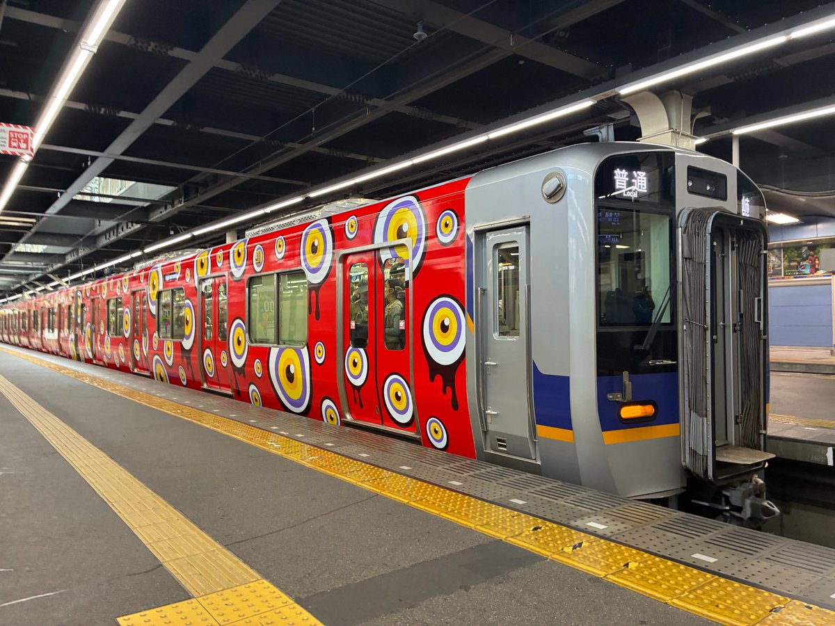 nankai_official's tweet photo. ／
10/15〜18の #なんば広場 でのハロウィンイベントに向け、車両と大階段のラッピングがお披露目！👀
＼

本日から、
難波駅の大階段と車両のラッピング 『百鬼夜行』がスタートしました！

大階段ラッピングは 10/5～10/18まで、
車両ラッピングは 10/5～当面の間 の予定です👀

ぜひ現地でチェックしてみてください！

#CHIMNEYTOWNHALLOWEEN
#なんばハロウィン #チムニータウン #ちむはろ
#GNF2026

詳細はこちら：https://t.co/ZGi1wbVSIK
