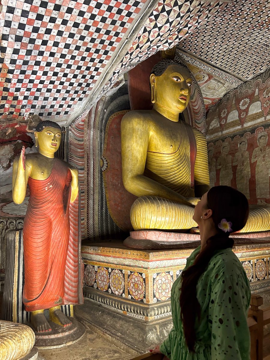 Gang_Floripa's tweet photo. Le Temple d’Or de Dambulla abrite cinq grottes sculptées dans la montagne, richement ornées de peintures murales et de statues. https://t.co/vfGwnddxqA