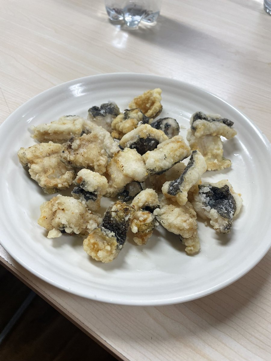 ayxxzx's tweet photo. ウツボの唐揚げ。美味しいぞ https://t.co/Siq0iVtRur