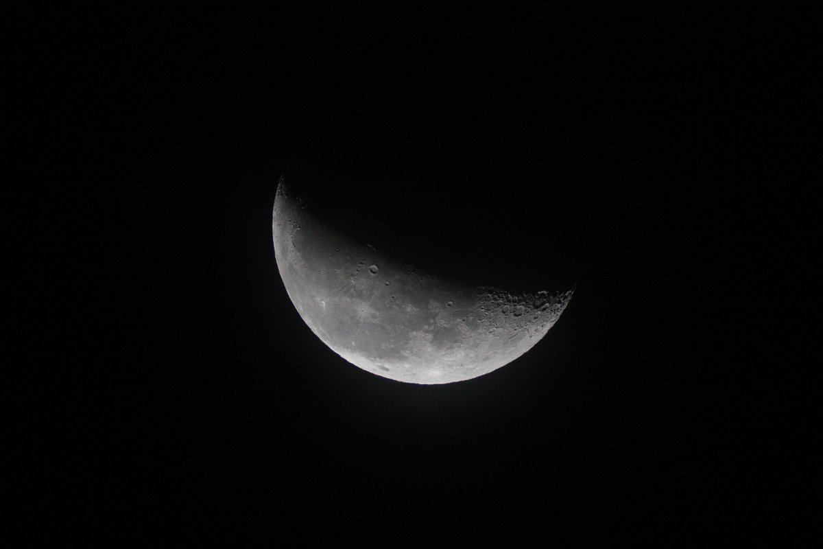 nekonekomaron's tweet photo. 夜中の月（2026/10/05 01:27）
極薄い雲越しです。
朝に上げ忘れてしまいました。
＃同じ月を見ている https://t.co/2oYTU8qEmU