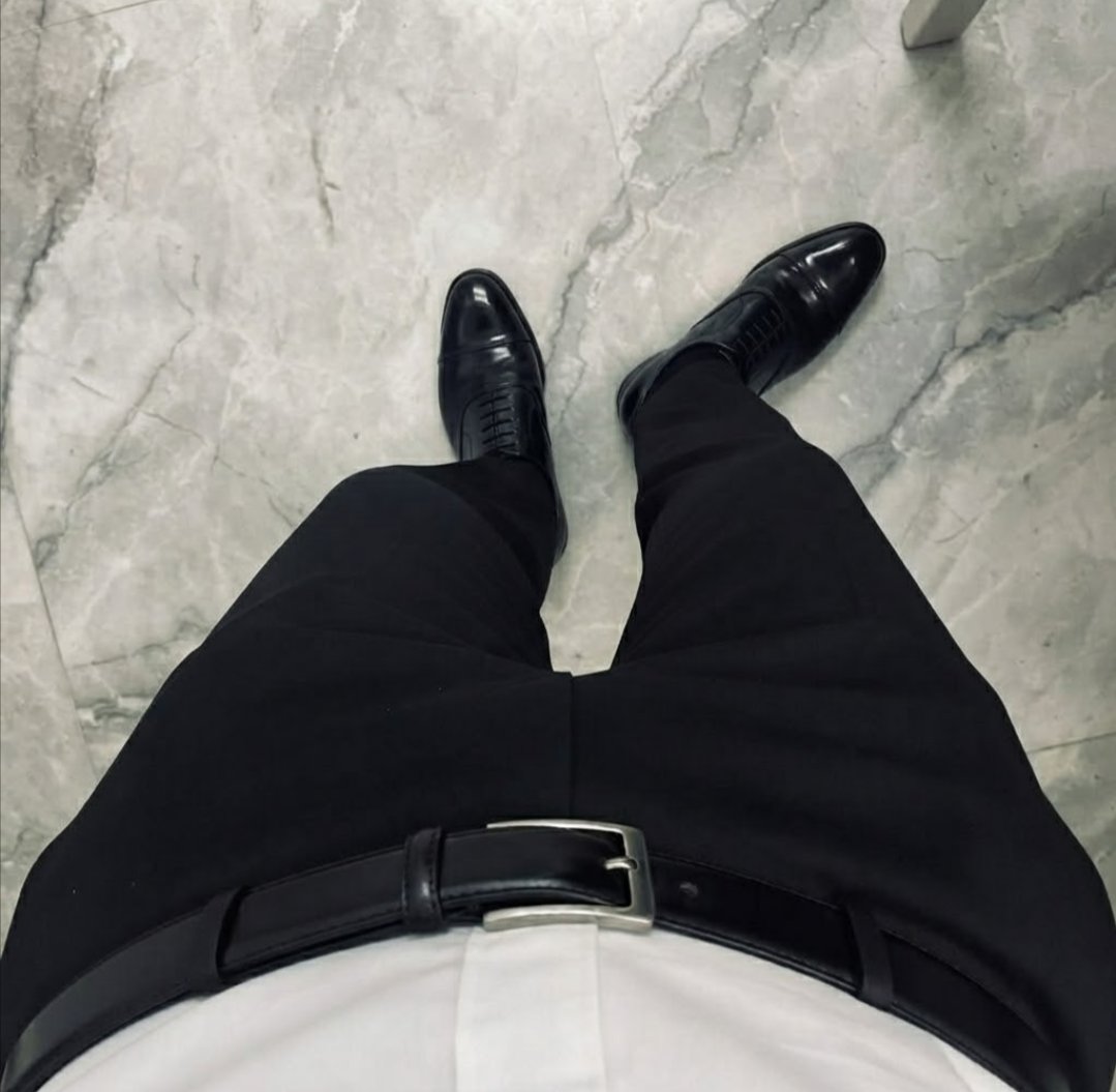 RSuit10's tweet photo. 跪著吃嗎🥵
還是你更喜歡我踩著你？

#原味 #正裝 #西裝 #西裝控 #皮鞋 #皮鞋控 #壞壞 https://t.co/Qam6kxjHbB