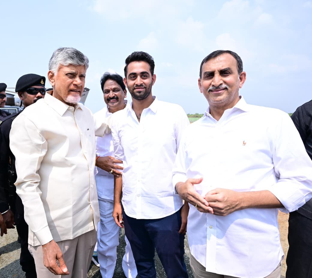 ReddeppagariSVR's tweet photo. జల్ జీవన్ మిషన్ 2.0 – ‘అమరజీవి జలధార’ పైలాన్ ఆవిష్కరణ కార్యక్రమానికి కడప జిల్లా ప్రొద్దుటూరు నియోజకవర్గానికి విచ్చేసిన గౌరవ ముఖ్యమంత్రి శ్రీ నారా చంద్రబాబు నాయుడు గారిని హెలిప్యాడ్ వద్ద మర్యాదపూర్వకంగా కలిసి ఘన స్వాగతం పలకడం జరిగింది.
@ncbn https://t.co/GBIXDZQnwo