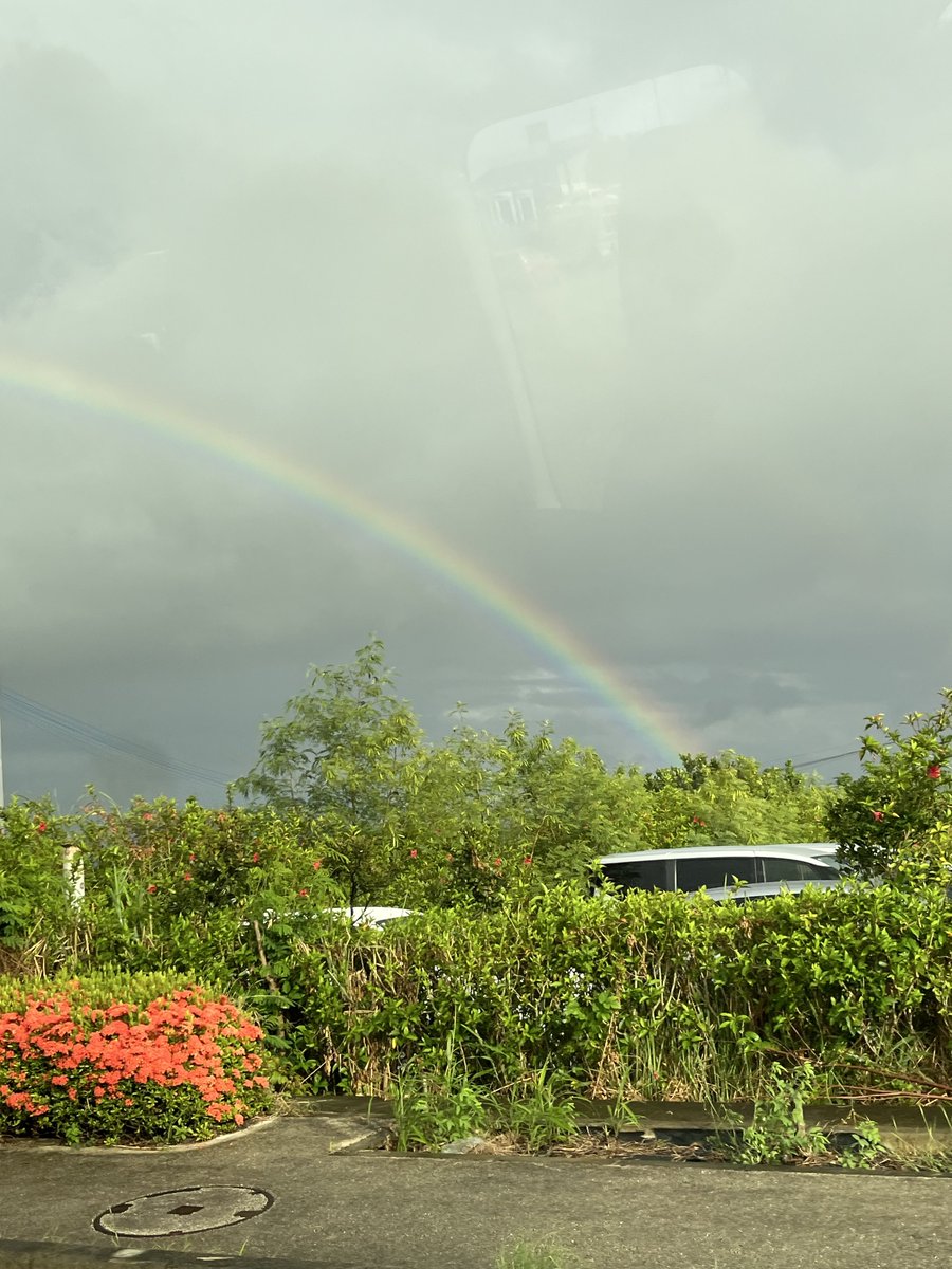 pine_pd's tweet photo. 空港に行く途中で虹🌈 https://t.co/clcz1JMfUV