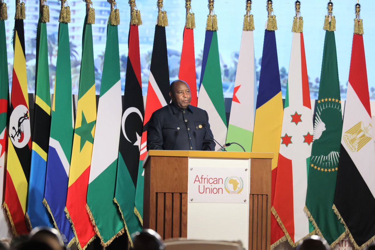 arakazat49's tweet photo. À la tête de l'UA, le Président du #Burundi S.E. @GeneralNeva réaffirme l'urgence de renforcer la coordination entre l'#UA, les CER et le secteur privé. Finie la duplication des efforts, place à une Afrique pragmatique et investisseuse.
#Burundi4Africa https://t.co/qlEbSkf805