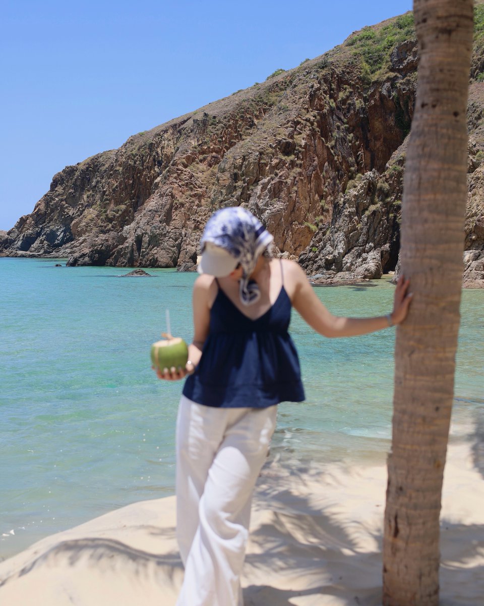 sarah_granger10's tweet photo. Nắng đẹp, biển Việt Nam quá yêu. Trái dừa 10k mang từ đất liền, rồi chuẩn bị chạy vào mê cung. https://t.co/UPY5aJ8tYO
