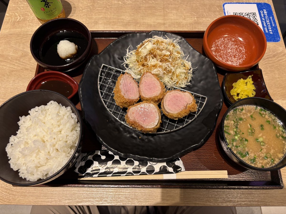 tabenomuraji's tweet photo. 羽田空港第一ターミナル地下のフードコートでヒレカツ定食。その後も早々に手荷物検査を受けて、ラウンジに逃げ込む。噂どおり混み合ってる。 https://t.co/jRA7PaCYwV