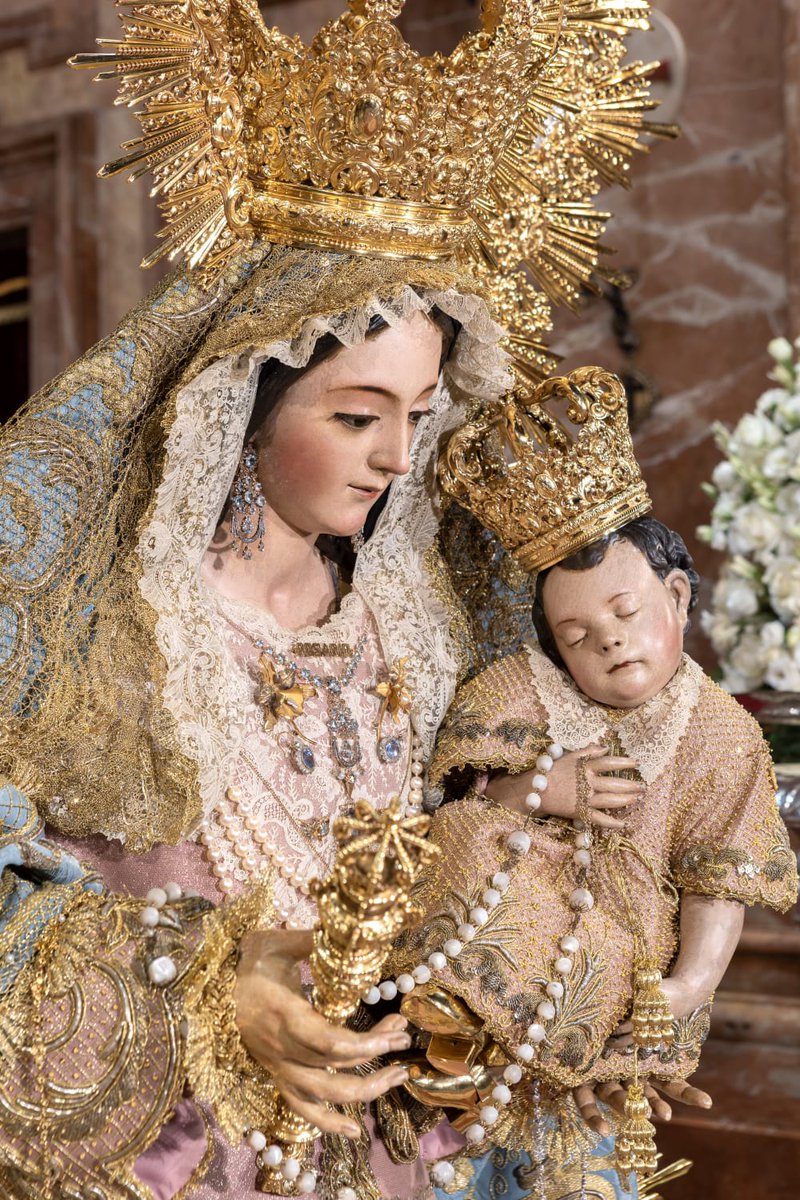 Hdad_Macarena's tweet photo. Como cada día, a las doce, rezamos el Ángelus para invocar y poner todas nuestras intenciones ante Nuestra Bendita Madre.

El ángel del Señor anunció a María. Y concibió por obra y gracia del Espíritu Santo.

(Dios te salve, María...)

He aquí la esclava del Señor.
Hágase en mí según tu palabra.

(Dios te salve, María...)

Y el Verbo de Dios se hizo carne.
Y habitó entre nosotros.

(Dios te salve, María...)

Ruega por nosotros, Santa Madre de Dios, para que seamos dignos de alcanzar las promesas de Jesucristo.

Oremos 🙏🏻
Oh Padre, Infunde en nuestra alma tu gracia. Tú, que en la anunciación del Ángel nos has revelado la encarnación de tu Hijo, por su pasión y su cruz condúcenos a la gloria de la resurrección. Por Cristo, Nuestro Señor. Amén.

📸 Ale Ochoa