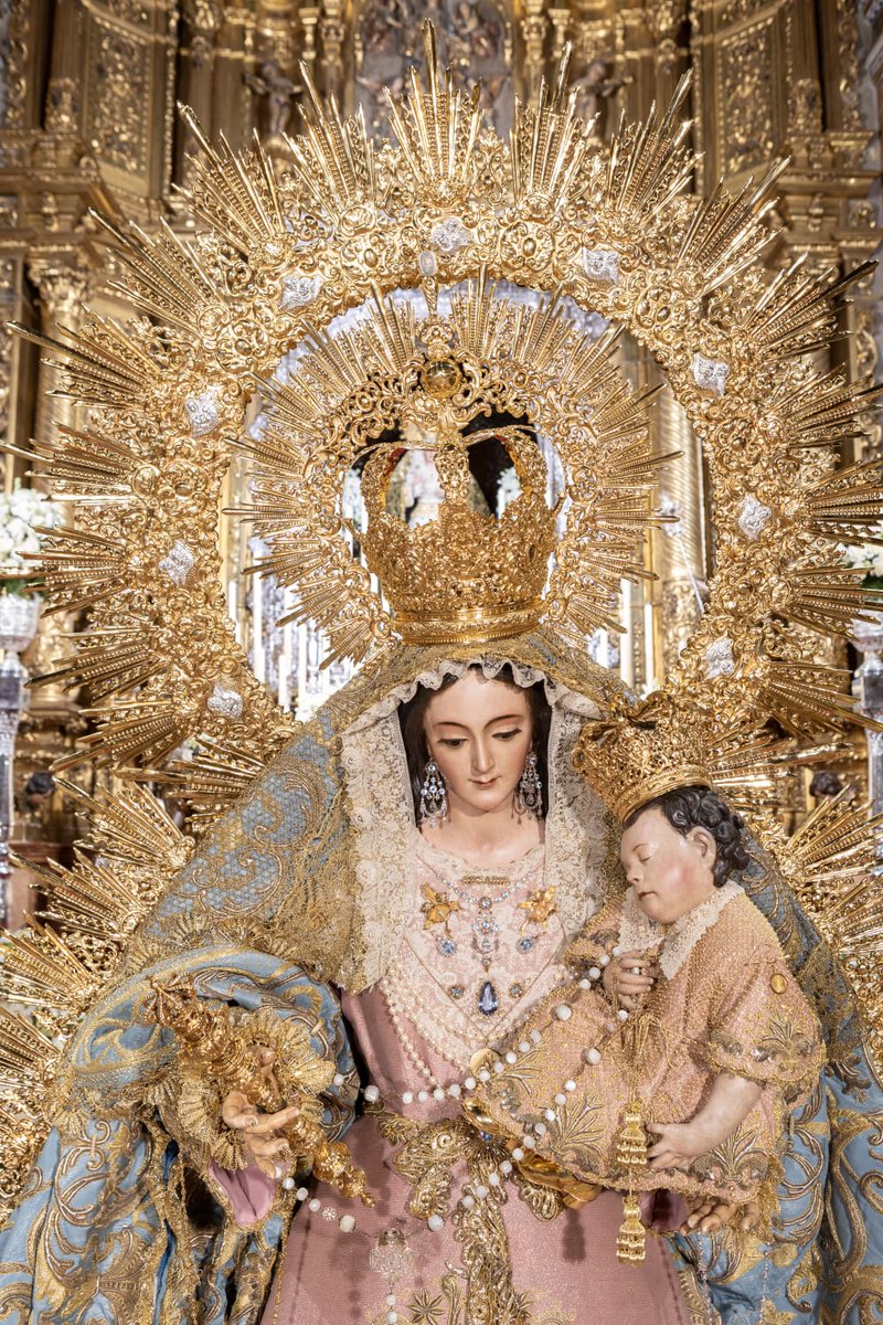 Hdad_Macarena's tweet photo. Como cada día, a las doce, rezamos el Ángelus para invocar y poner todas nuestras intenciones ante Nuestra Bendita Madre.

El ángel del Señor anunció a María. Y concibió por obra y gracia del Espíritu Santo.

(Dios te salve, María...)

He aquí la esclava del Señor.
Hágase en mí según tu palabra.

(Dios te salve, María...)

Y el Verbo de Dios se hizo carne.
Y habitó entre nosotros.

(Dios te salve, María...)

Ruega por nosotros, Santa Madre de Dios, para que seamos dignos de alcanzar las promesas de Jesucristo.

Oremos 🙏🏻
Oh Padre, Infunde en nuestra alma tu gracia. Tú, que en la anunciación del Ángel nos has revelado la encarnación de tu Hijo, por su pasión y su cruz condúcenos a la gloria de la resurrección. Por Cristo, Nuestro Señor. Amén.

📸 Ale Ochoa