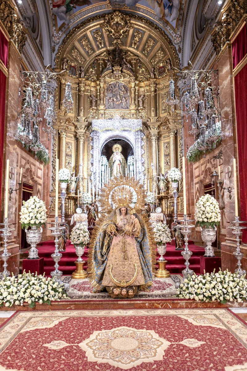 Hdad_Macarena's tweet photo. Como cada día, a las doce, rezamos el Ángelus para invocar y poner todas nuestras intenciones ante Nuestra Bendita Madre.

El ángel del Señor anunció a María. Y concibió por obra y gracia del Espíritu Santo.

(Dios te salve, María...)

He aquí la esclava del Señor.
Hágase en mí según tu palabra.

(Dios te salve, María...)

Y el Verbo de Dios se hizo carne.
Y habitó entre nosotros.

(Dios te salve, María...)

Ruega por nosotros, Santa Madre de Dios, para que seamos dignos de alcanzar las promesas de Jesucristo.

Oremos 🙏🏻
Oh Padre, Infunde en nuestra alma tu gracia. Tú, que en la anunciación del Ángel nos has revelado la encarnación de tu Hijo, por su pasión y su cruz condúcenos a la gloria de la resurrección. Por Cristo, Nuestro Señor. Amén.

📸 Ale Ochoa