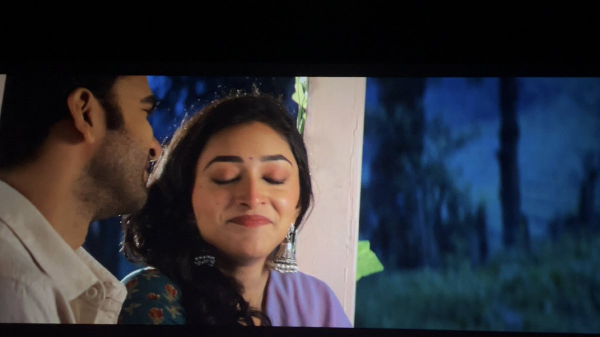 chaco_tweet's tweet photo. Watched #AnbilAvan 

Kudos to @AshokSelvan bro

Story is abt a couple they wish to start a homestay in tourist place they search a house get it thn tht area mla indirectly try to snatch there house and give probs this continues to end and climax fight sequence📈

My Rating-3.5/5 https://t.co/TP2XQx5b0w