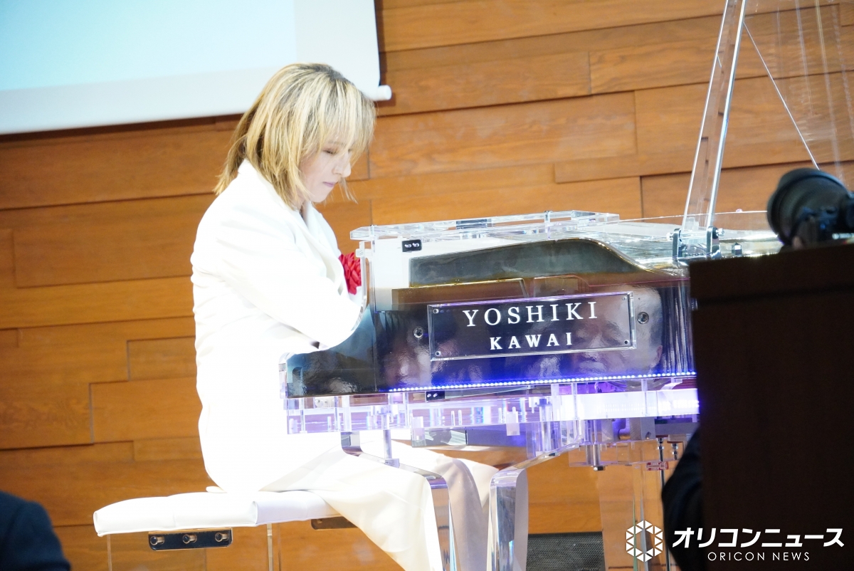 oricon's tweet photo. YOSHIKI、34年間のアメリカでの挑戦
「楽な道のりではなかった」
https://t.co/UdBSn86OWS
⠀
1992年から約34年にわたり米国を拠点に活動。「日本人アーティストとしてアメリカで頑張りたい」と渡米した当時は英語も話せず、猛勉強の末、約2年で習得した。何度も「日本に戻りたい」と思いながらも ､ 周囲の応援と「まだ成し遂げていない」という思いを胸に挑戦を続けてきた。9月に日本人初出演を予定していた米音楽フェスは「歴史を変える意気込みで準備した」が悪天候で中止になり、無念さを吐露。しかし「扉を開け��ことはできた」と前を向き、「アメリカンドリームに足を踏み入れたい」と語った。