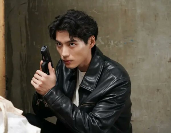 EntameHub_jp's tweet photo. 10月4日から日本テレビ系で放送がスタートするドラマ『ハイド＆シーク 0秒前の彼女』が注目を集めている。爆弾事件によって最愛の恋人を目の前で失い、自身も事件を首謀したテロリストとして国家から追われることになったフリージャーナリストが
https://t.co/7FsKiADqFX https://t.co/uqi85jQdVH