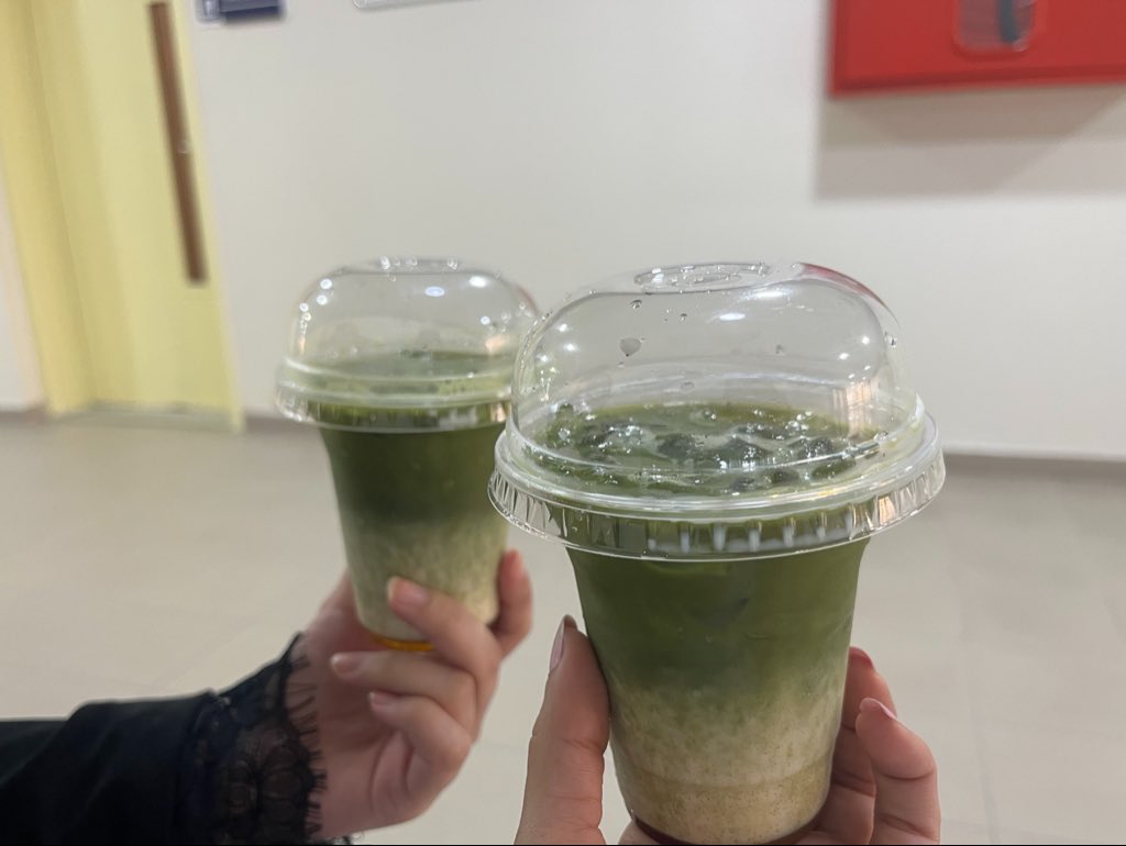 Chuyunii's tweet photo. طالعين من الكلاس عشان نسووي ماتشا 🥰 https://t.co/1t8yErZvXW