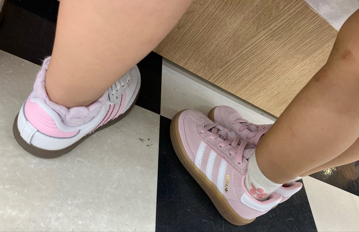 tukikooooooo's tweet photo. 👟🩷🤍🩷 https://t.co/9mg3U1W81l