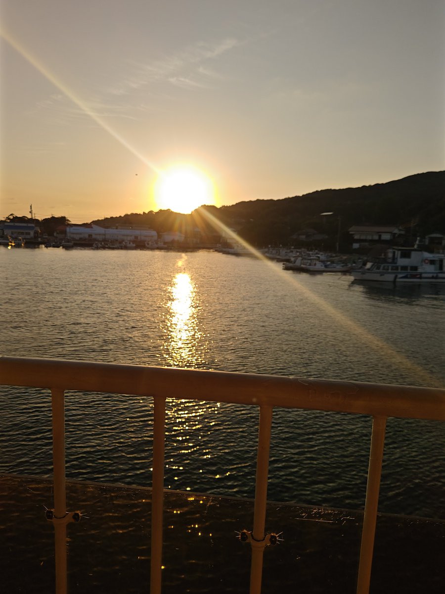 q4v40mGR8flXhS6's tweet photo. 能古島　🏝️　

帰りの船からの夕日が光の道になってた　🌇 https://t.co/wqrcYVUeUK