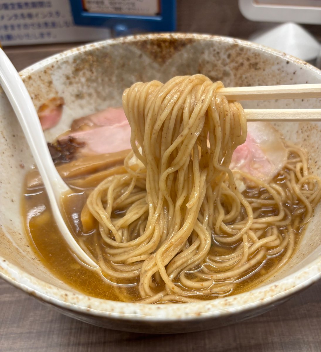 YUI98304714's tweet photo. ラーメン大冬樹　東大和市
秋刀魚中華そば🍜

先日提供が始まった大冬樹の秋の風物詩を食べに訪問🚗

秋刀魚の香りが食をそそる👍
スープはエグ味や苦味皆無で秋刀魚を飲んでいるようでめちゃくちゃ美味しい😋

全粒粉の細麺はコシがありスープとのマッチングも抜群‼️

完飲間食🍜

ご馳走様でした🥢 https://t.co/EYIaVQdtyR