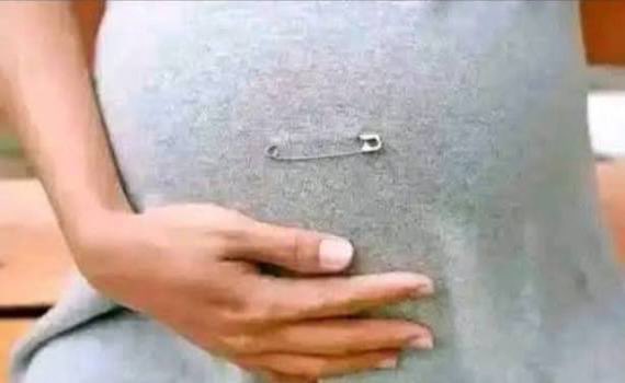 muqadim_10's tweet photo. Why do pregnant women put this pin on their clothes ?? https://t.co/Y66KGFJjbj