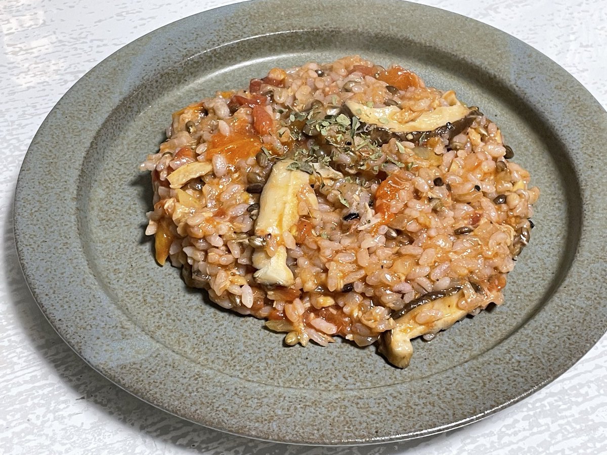 Y_Neoparadox's tweet photo. にんにく玉ねぎしいたけツナとチンした雑穀米を炒めてトマト缶で煮込んでチーズどばー入れて混ぜ込んだリゾットもどき奴〜
盛付けとかないです

トマトとチーズの味がします(それはそう) https://t.co/ObK9G5kQg7