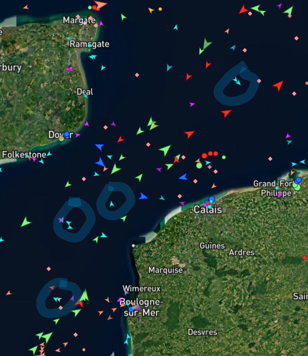 ActivePatriotUK's tweet photo. 🚨 INVASION ALERT 🚨 

This is a national security threat 

Hundreds upon hundreds of immigrants are crossing the channel in boats right now 😲 https://t.co/oQw2xFKqzp