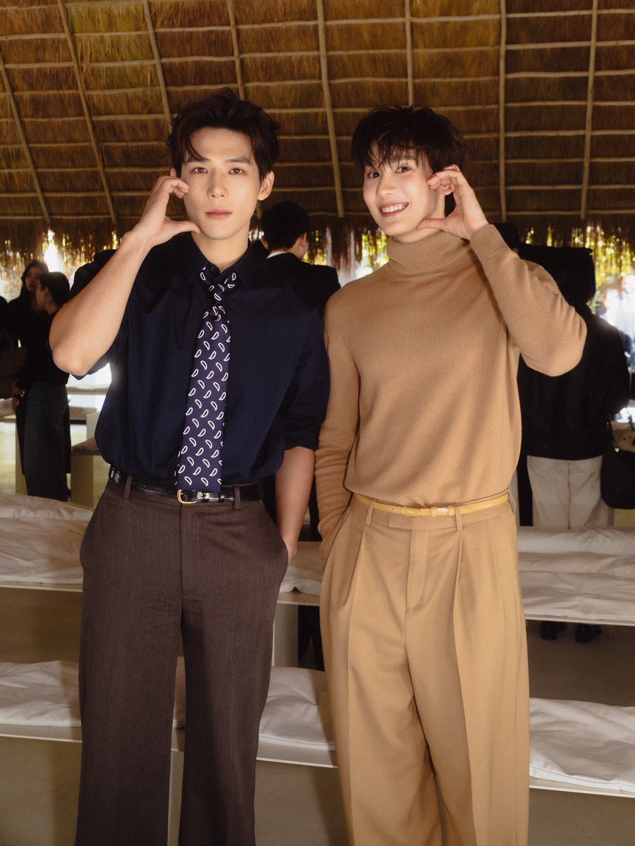 bookfamily_'s tweet photo. 🗓️ 051026
IG ─ Post kasibook_
#WangAnyu #หวังอันอวี่

💬 : ท่าหัวใจข้างแก้มที่บุ๊คไปสอนคุณหวังอันอวี่ทำน่ารักมากกกกก ได้เห็นเต็มๆแล้ว 🫶🏻

BOOK X CELINE PFW27
#BookKasidet
#Celine #CelineEte2027
#MichaelRider #kasibook https://t.co/nEC5ndjdef