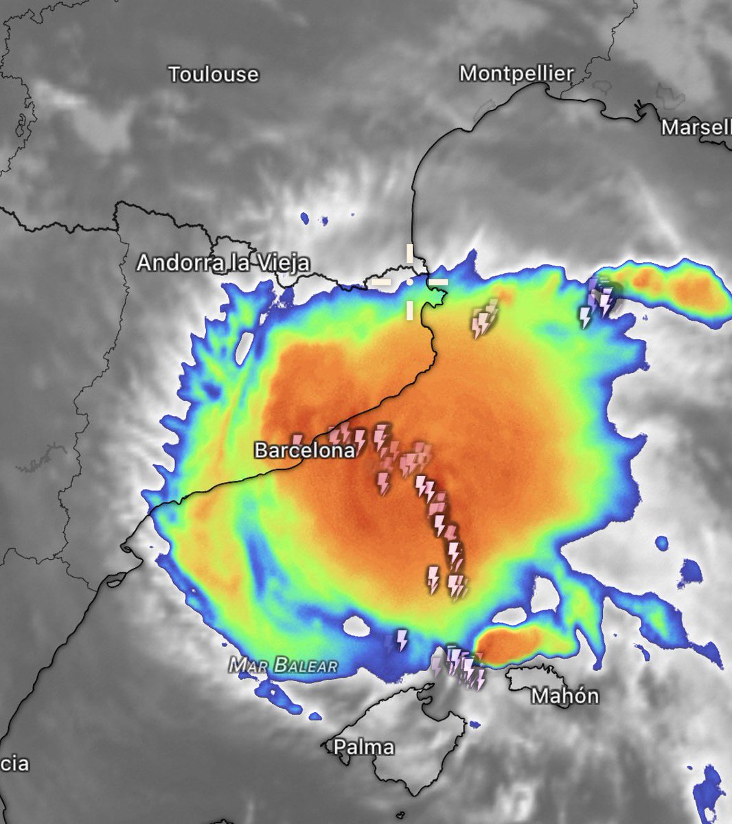 ClimaEBalear's tweet photo. La potente tormenta que está afectando en estos momentos de nuevo a Cataluña era completamente inesperada. Los modelos la veían mucho más alejada en el mar frente a Marsella. La atmósfera es un auténtico caos continuo y a veces los modelos lo tiene casi imposible determinar. https://t.co/Owxh8GDzUH