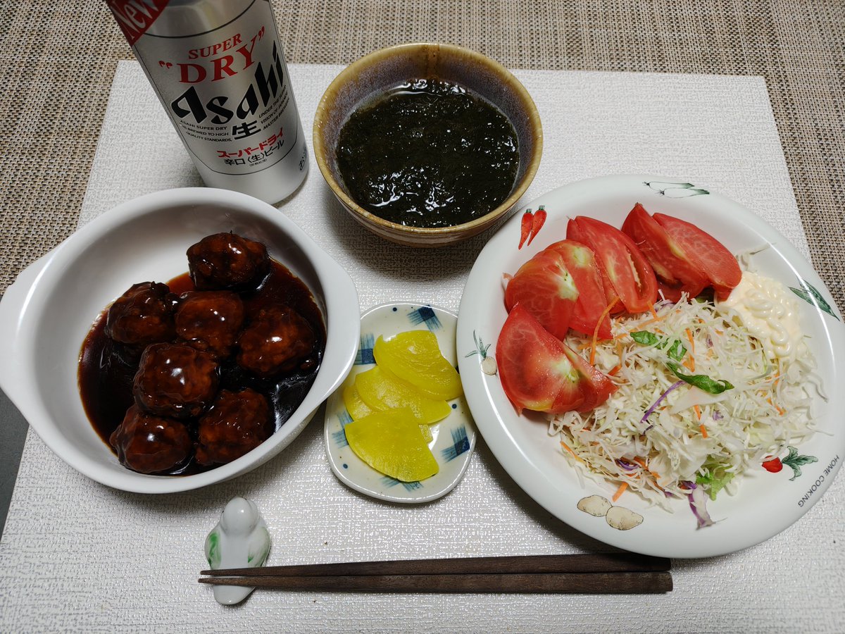 tomo110607's tweet photo. こんばんは〜
今日の夜ごはんです。
温めるだけの肉だんごと冷蔵庫にあった残りもの。

今日も手抜きです😂 https://t.co/ODQ35PbW0z