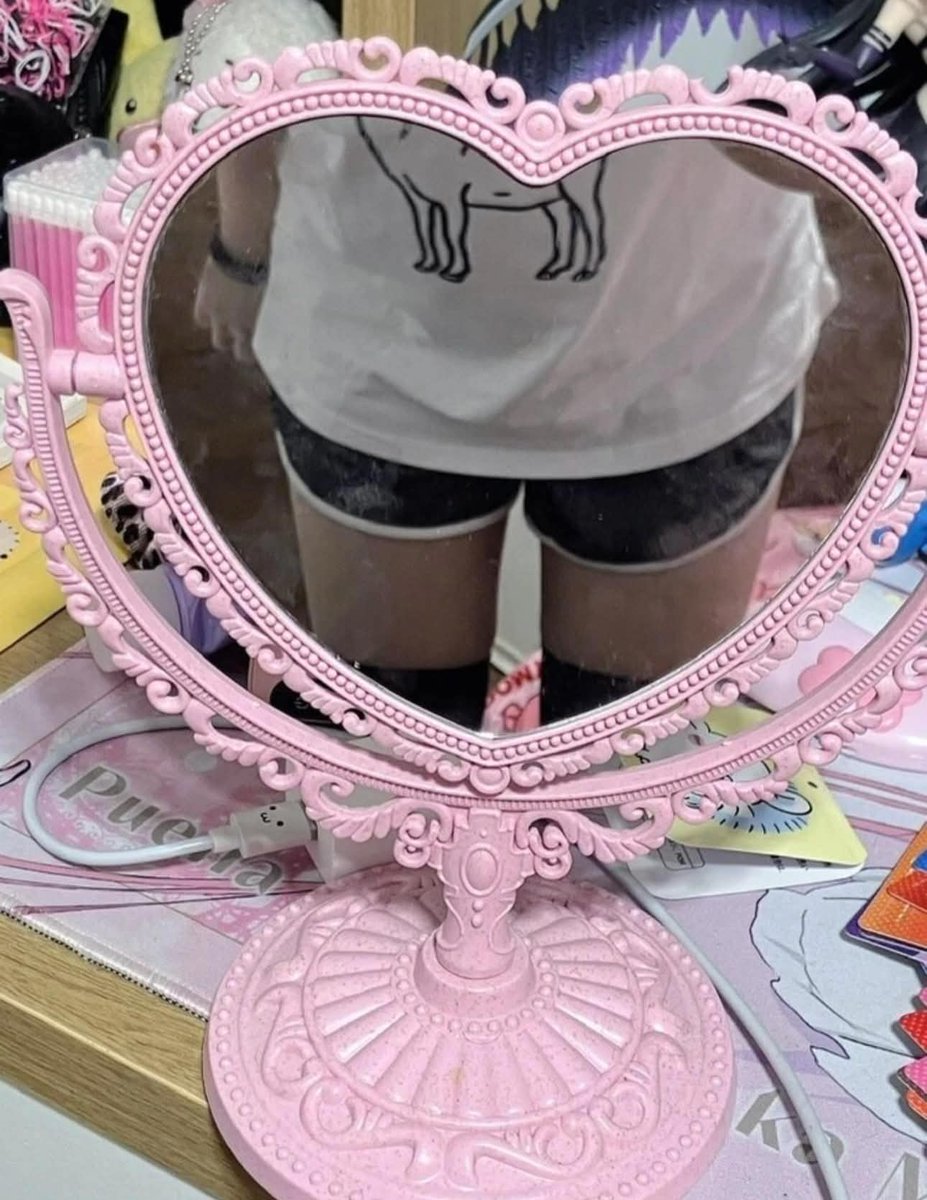 weird_rora tweet picture