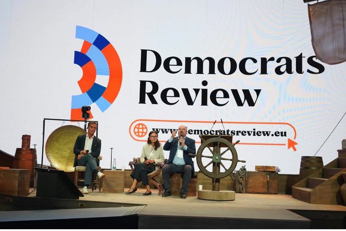 EnricoBorghi1's tweet photo. La Leopolda è probabilmente la più singolare invenzione politica degli ultimi anni, inventata da @matteorenzi che ne tiene indiscutibilmente sia il copyright che l’imprinting.
A metà strada tra convention americana e talk show, riesce a mobilitare tantissime persone, soprattutto giovani (che nell’era dei dieci minuti massimi di attenzione stanno più di dieci ore ad ascoltare, intervenire e prendere appunti!), e produce una consueta alluvione di proposte.
Quest’anno, andando un pò alla rinfusa, si possono ricordare: il rilancio della star tax giovanile, l’eliminazione dell’acconto delle tasse per le partite IVA, l’attrazione dei capitali stranieri, un piano per le adozioni senza ostacoli, riforme sulla gestione della nuova longevità dal punto di vista sanitario/geriatrico, la valorizzazione della finanza al servizio dei territori, una fiscalità per sostenere la natalità, misure per il contrasto al carovita (il “decreto ceto medio” di cui ha parlato Matteo), la tutela della risorsa-acqua, il ripensamento delle città in termini urbanistici, la sfida dell’energia, il rilancio di una nuova Europa, l’empowerment femminile, il governo della rivoluzione dell’intelligenza artificiale, una quattordicesima per insegnanti, forze dell’ordine e infermieri. In pratica , un programma di governo riformista!
E’ stato un contenuto alimentato da tantissime voci e contributi legate da due caratteristiche che nella politica di oggi sono diventate merce rarissima: la speranza per il futuro e l’entusiasmo dell’agire.

E le proposte hanno dato sostanza ad una cornice politica che Matteo Renzi ha saputo tratteggiare con efficacia: la Leopolda 14 è quella della consacrazione ufficiale di Italia Viva-Casa Riformista all’interno di un nuovo centrosinistra, unito, attraverso la costruzione di un percorso che leghi i Riformisti (che faranno le loro battaglie sull’identità riformatrice, sul garantismo, sulla crescita e sulla modernizzazione del Paese) a una alleanza con le forze di sinistra del “Campo largo” attraverso un contratto alla tedesca per dare stabilità e chiarezza agli accordi di coalizione.
Ponendo un fatto politico nuovo: una capacità di interlocuzione e di dialogo con tutti i riformisti, anche quelli di Forza Italia, che oggi sono compressi dentro una alleanza di destra-centro che sta inseguendo Vannacci e che vedono i loro valori dell’europeismo, del garantismo e della libertà soffocati dalla evoluzione nazionalista e sovranista della compagine di governo.
E, a giudicare dal fuoco di fila delle reazioni (alcune letteralmente scomposte e frutto di una isterìa che tradisce il reale stato di crisi interna a quel partito) dei vertici di FI, la freccia scoccata da Matteo Renzi ha colpito il bersaglio.
Inoltre, con buona pace delle vestali dell’ortodossia che amano ritagliarsi un ruolo di esclusività nella causa ucraina all’insegna di una dinamica nevrotica e a tratti esasperata, è stata l’occasione per ribadire una posizione riformista sui temi della difesa, della politica estera e della sicurezza. “L’Ucraina non si svende, si difende” è stato il mantra dei tre giorni (basta risentirsi gli interventi di Matteo, di @Pierferdinando, di @sandrogozi o se si vuole anche del sottoscritto), in una cornice di intelligenza politica che punta a influenzare le dinamiche del potere per raggiungere l’obiettivo della pace in maniera concreta e non semplicemente declamata.
Con un contesto non banale: un entusiasmo di tantissimi militanti, una partecipazione collettiva significativa, la coesione di un gruppo dirigente.
Scusate se è poco!