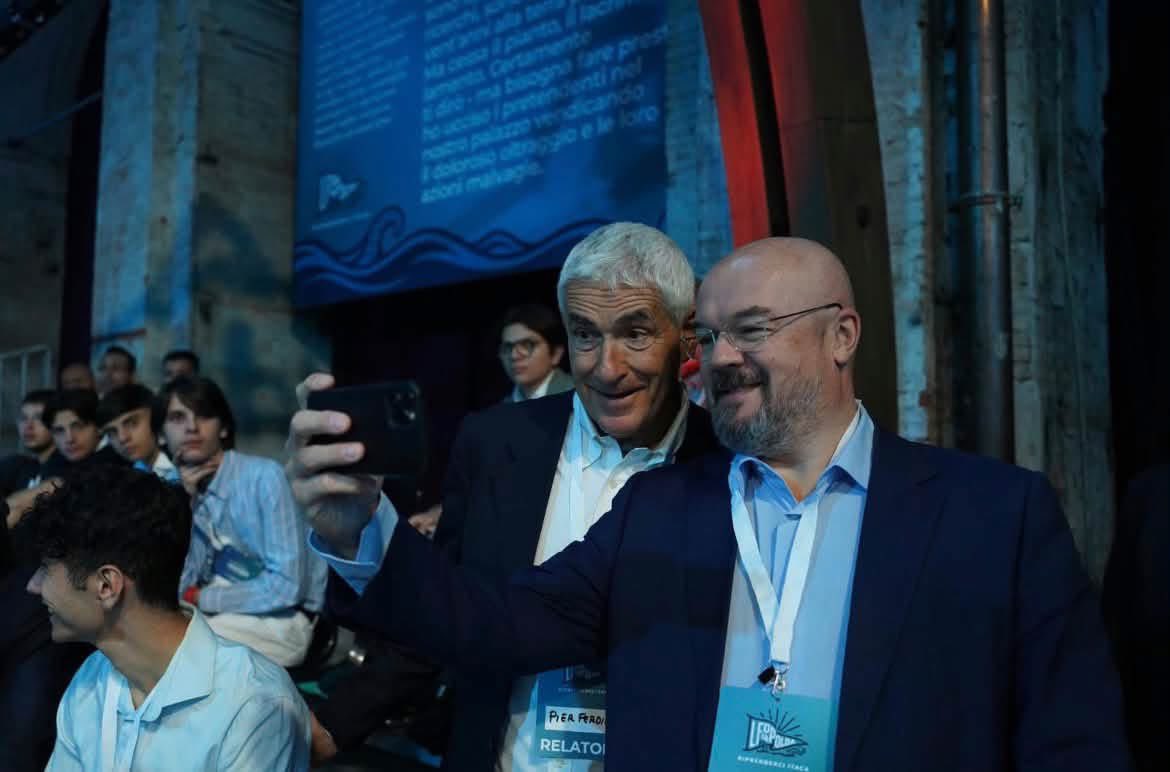 EnricoBorghi1's tweet photo. La Leopolda è probabilmente la più singolare invenzione politica degli ultimi anni, inventata da @matteorenzi che ne tiene indiscutibilmente sia il copyright che l’imprinting.
A metà strada tra convention americana e talk show, riesce a mobilitare tantissime persone, soprattutto giovani (che nell’era dei dieci minuti massimi di attenzione stanno più di dieci ore ad ascoltare, intervenire e prendere appunti!), e produce una consueta alluvione di proposte.
Quest’anno, andando un pò alla rinfusa, si possono ricordare: il rilancio della star tax giovanile, l’eliminazione dell’acconto delle tasse per le partite IVA, l’attrazione dei capitali stranieri, un piano per le adozioni senza ostacoli, riforme sulla gestione della nuova longevità dal punto di vista sanitario/geriatrico, la valorizzazione della finanza al servizio dei territori, una fiscalità per sostenere la natalità, misure per il contrasto al carovita (il “decreto ceto medio” di cui ha parlato Matteo), la tutela della risorsa-acqua, il ripensamento delle città in termini urbanistici, la sfida dell’energia, il rilancio di una nuova Europa, l’empowerment femminile, il governo della rivoluzione dell’intelligenza artificiale, una quattordicesima per insegnanti, forze dell’ordine e infermieri. In pratica , un programma di governo riformista!
E’ stato un contenuto alimentato da tantissime voci e contributi legate da due caratteristiche che nella politica di oggi sono diventate merce rarissima: la speranza per il futuro e l’entusiasmo dell’agire.

E le proposte hanno dato sostanza ad una cornice politica che Matteo Renzi ha saputo tratteggiare con efficacia: la Leopolda 14 è quella della consacrazione ufficiale di Italia Viva-Casa Riformista all’interno di un nuovo centrosinistra, unito, attraverso la costruzione di un percorso che leghi i Riformisti (che faranno le loro battaglie sull’identità riformatrice, sul garantismo, sulla crescita e sulla modernizzazione del Paese) a una alleanza con le forze di sinistra del “Campo largo” attraverso un contratto alla tedesca per dare stabilità e chiarezza agli accordi di coalizione.
Ponendo un fatto politico nuovo: una capacità di interlocuzione e di dialogo con tutti i riformisti, anche quelli di Forza Italia, che oggi sono compressi dentro una alleanza di destra-centro che sta inseguendo Vannacci e che vedono i loro valori dell’europeismo, del garantismo e della libertà soffocati dalla evoluzione nazionalista e sovranista della compagine di governo.
E, a giudicare dal fuoco di fila delle reazioni (alcune letteralmente scomposte e frutto di una isterìa che tradisce il reale stato di crisi interna a quel partito) dei vertici di FI, la freccia scoccata da Matteo Renzi ha colpito il bersaglio.
Inoltre, con buona pace delle vestali dell’ortodossia che amano ritagliarsi un ruolo di esclusività nella causa ucraina all’insegna di una dinamica nevrotica e a tratti esasperata, è stata l’occasione per ribadire una posizione riformista sui temi della difesa, della politica estera e della sicurezza. “L’Ucraina non si svende, si difende” è stato il mantra dei tre giorni (basta risentirsi gli interventi di Matteo, di @Pierferdinando, di @sandrogozi o se si vuole anche del sottoscritto), in una cornice di intelligenza politica che punta a influenzare le dinamiche del potere per raggiungere l’obiettivo della pace in maniera concreta e non semplicemente declamata.
Con un contesto non banale: un entusiasmo di tantissimi militanti, una partecipazione collettiva significativa, la coesione di un gruppo dirigente.
Scusate se è poco!