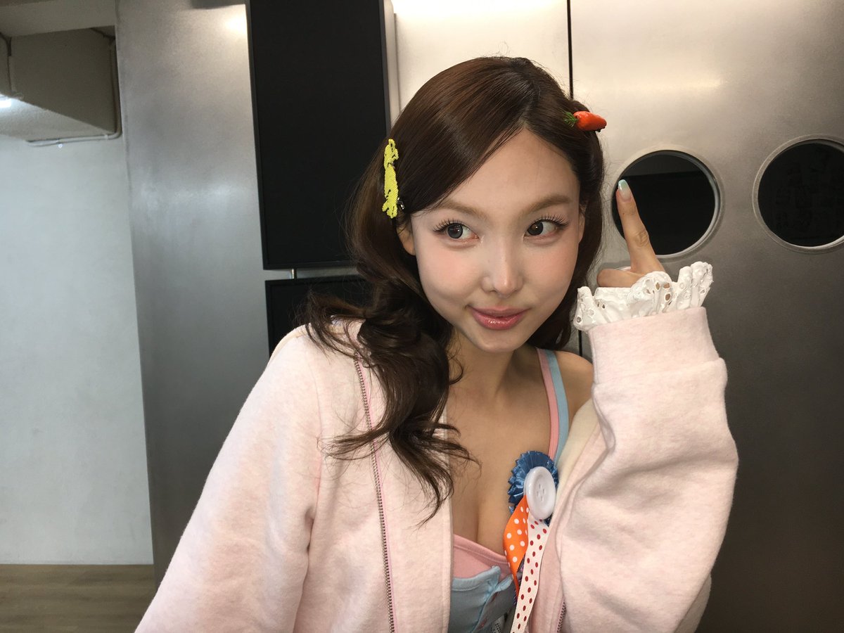 busysanabee's tweet photo. ＿♡
⊂⊂ ・）
　/　 |
⊂＿__u https://t.co/rEIVAFhlEQ
