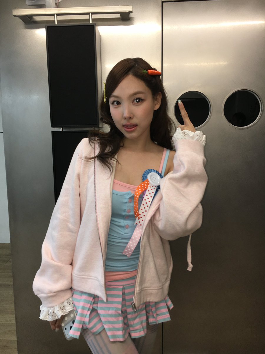 busysanabee's tweet photo. ＿♡
⊂⊂ ・）
　/　 |
⊂＿__u https://t.co/rEIVAFhlEQ