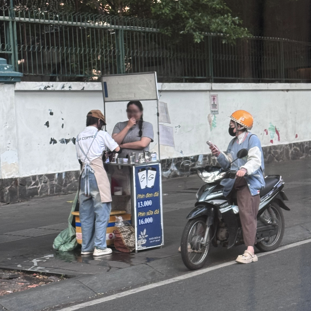 Inspired4Change's tweet photo. Vietnam’s hustle culture is real: simple roadside coffee, Phin Đen Đá or Phin Sữa Đá, served daily at prices few can beat. High volume, low margin, low overhead—and serious work ethic. https://t.co/U0YziG7qiP