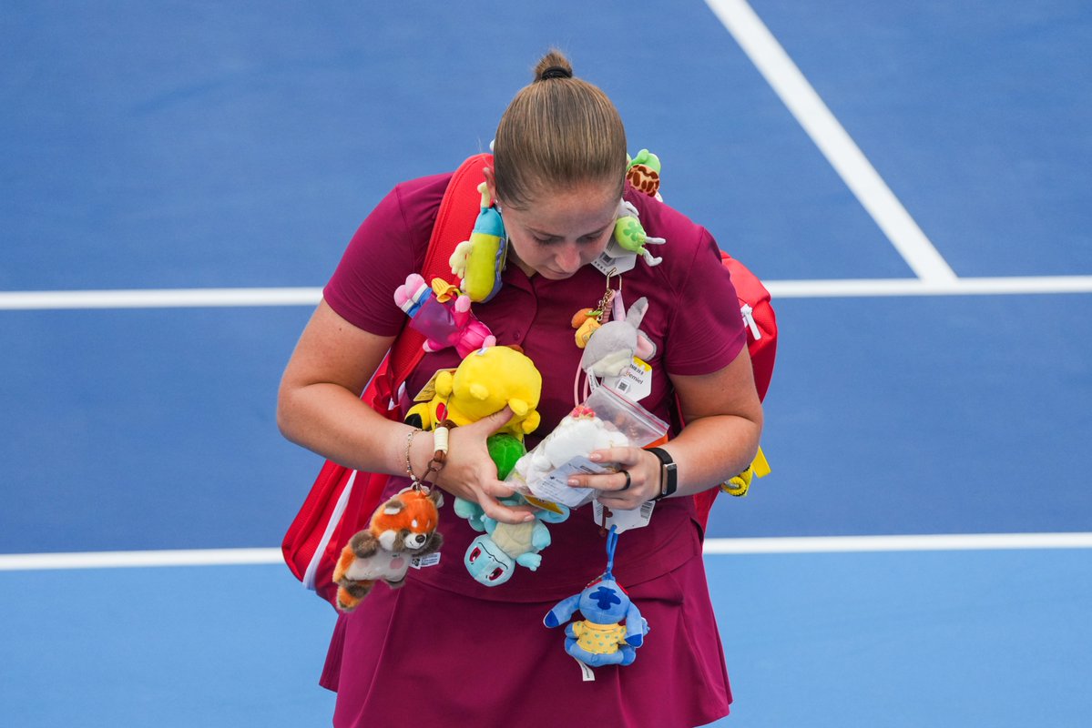 ChinaOpen's tweet photo. Welcome to Wonderland 🧸🎀

Jelena Ostapenko  is surrounded by so much love from the Chinese fans 🥹 #ChinaOpen https://t.co/A9ZMnXXo89