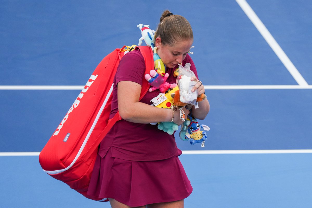 ChinaOpen's tweet photo. Welcome to Wonderland 🧸🎀

Jelena Ostapenko  is surrounded by so much love from the Chinese fans 🥹 #ChinaOpen https://t.co/A9ZMnXXo89