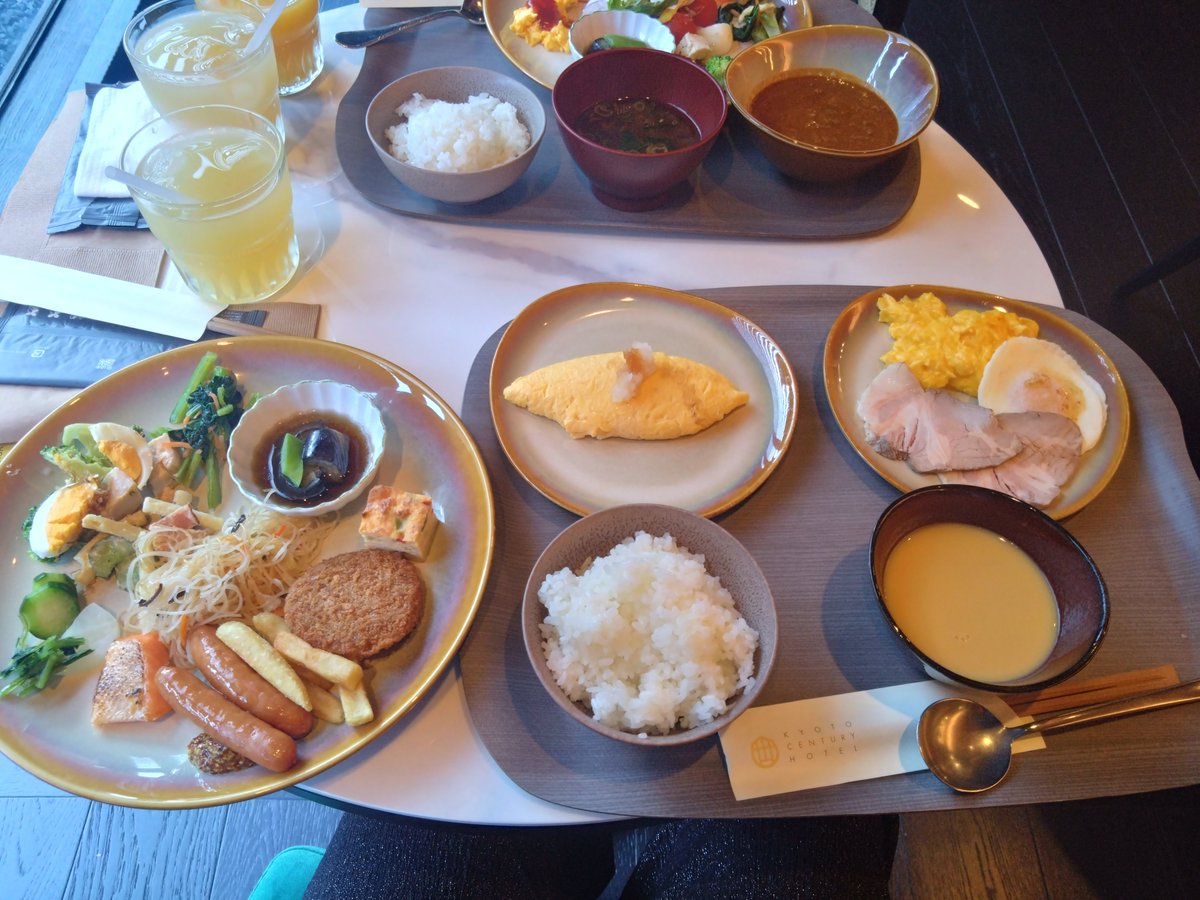 12Fuyu16's tweet photo. お部屋も良かったし朝食もおいしかった
アイスの種類いっぱいで最高だし朝から日本酒もあってお酒好きな友だち喜んでたな😺また来たいな〜 https://t.co/DK3TpAzny4
