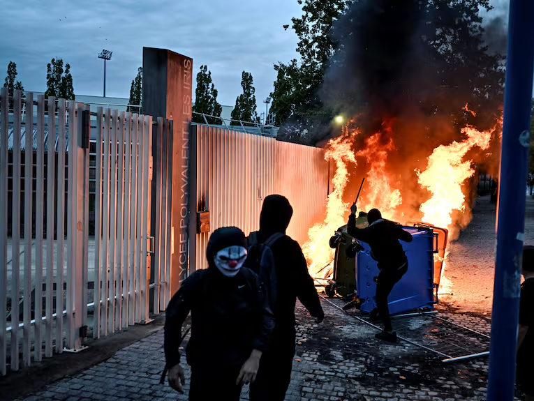 NoviaNewsGroup's tweet photo. 🚨🇫🇷💶 ALERTE INFO | Avec la loi « casseurs-payeurs », le gouvernement envisage de « piocher dans les aides sociales » des auteurs de dégradations afin de financer le remboursement des dégâts. Le projet doit être présenté au Sénat le 27 octobre. https://t.co/Yy3mJNSUV4
