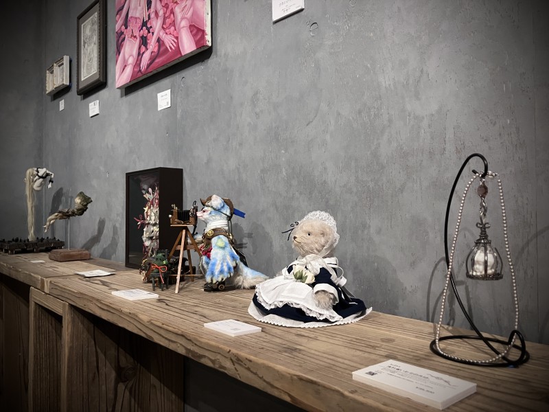 AjisaiGallery's tweet photo. 企画展『 波音を待つ夜に 』4日目もご来廊誠にありがとうございました。

明日10/6(火)・明後日10/7(水)は休廊となります。
恐れ入りますが、休廊中にいただいたDMやメールへの返信は、木曜日以降となりますことをご了承くださいませ。
会期後���も皆様のご来廊を心よりお待ちしております。

---------------------------

gallery hydrangea 企画展

『 波音を待つ夜に 』

会期：2026.10.02(金) ～ 10.11(日)

休廊：火・水

時間：13:00～18:30（最終日は17:00まで）

会場：gallery hydrangea（東京 曳舟）

招待作家：夏目 羽七海

テーマ：人形

入場無料

刻の積もる花咲く部屋で
 
海の記憶が香る頃
 
月の揺らめく霧海の森へ
 
夜風が遠い波音を運ぶ

#gallery_hydrangea #企画展 #波音を待つ夜に