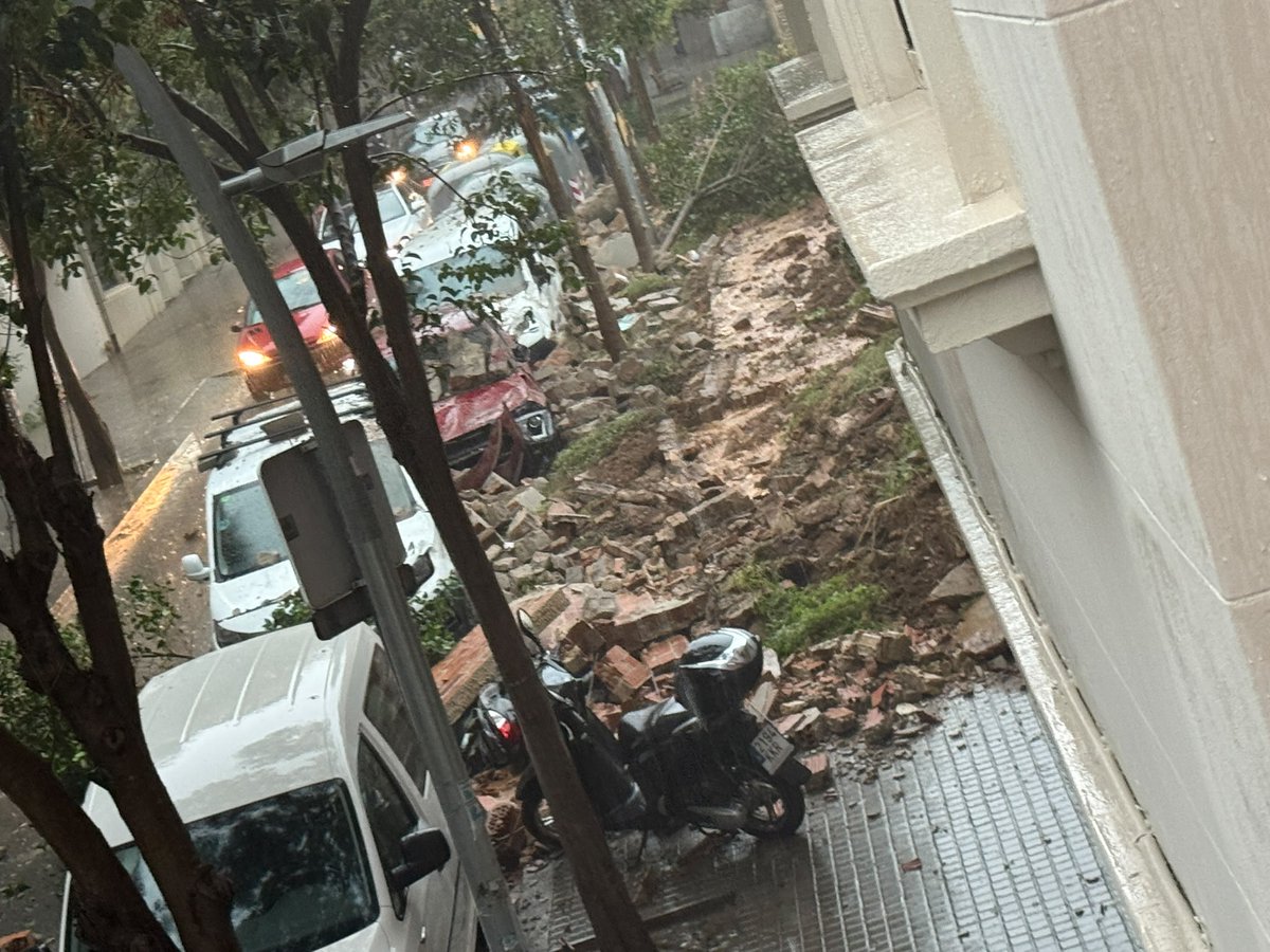 zevierr's tweet photo. Fins que algú no prengui mal aquí ningú fa res. Mur caigut al Carrer Ciutat de Balaguer entre Bigai i Reus @diarieljardi @SarriaStGervaTV https://t.co/bObOGJdv5D